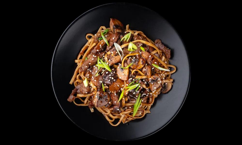 WOK noodles with veal and mushrooms