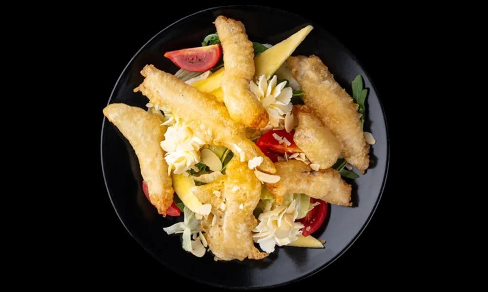 Salad with shrimp and mango
