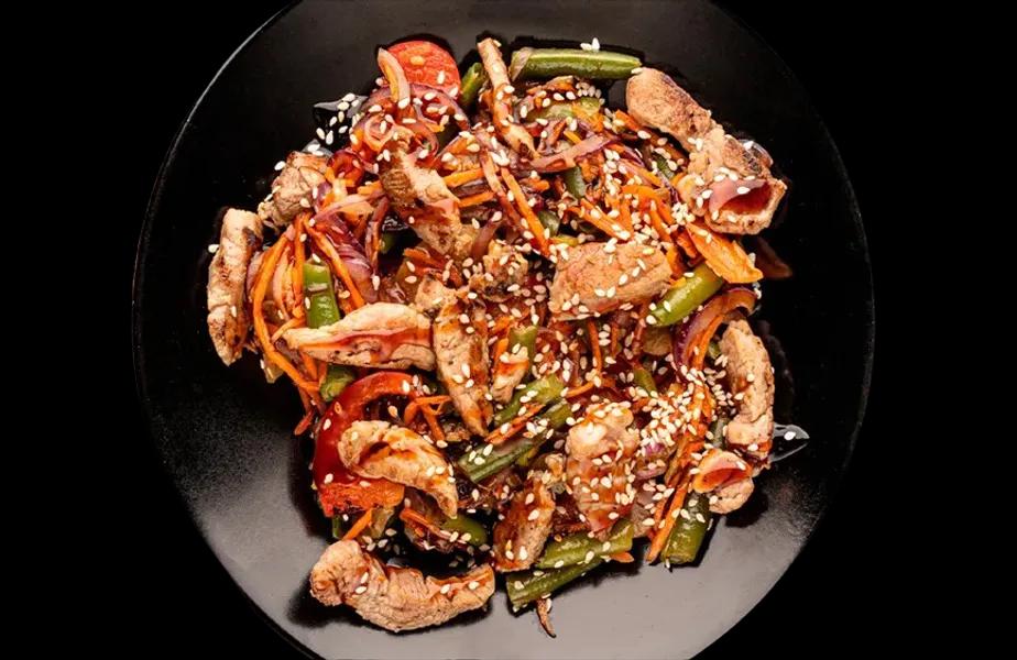 Warm WOK salad with pork